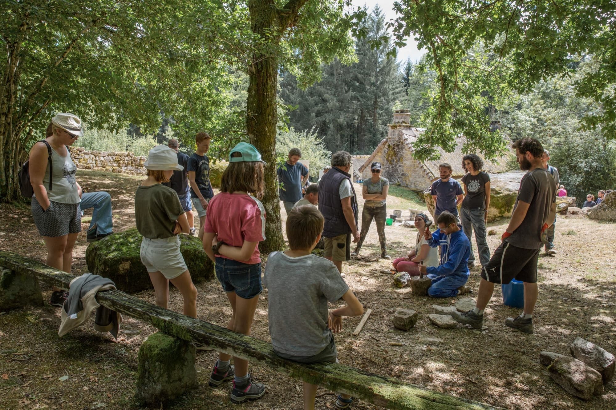 Cercle de bénévoles autour de Laurent lors d'une présentation de chantier collectif à Clédat
