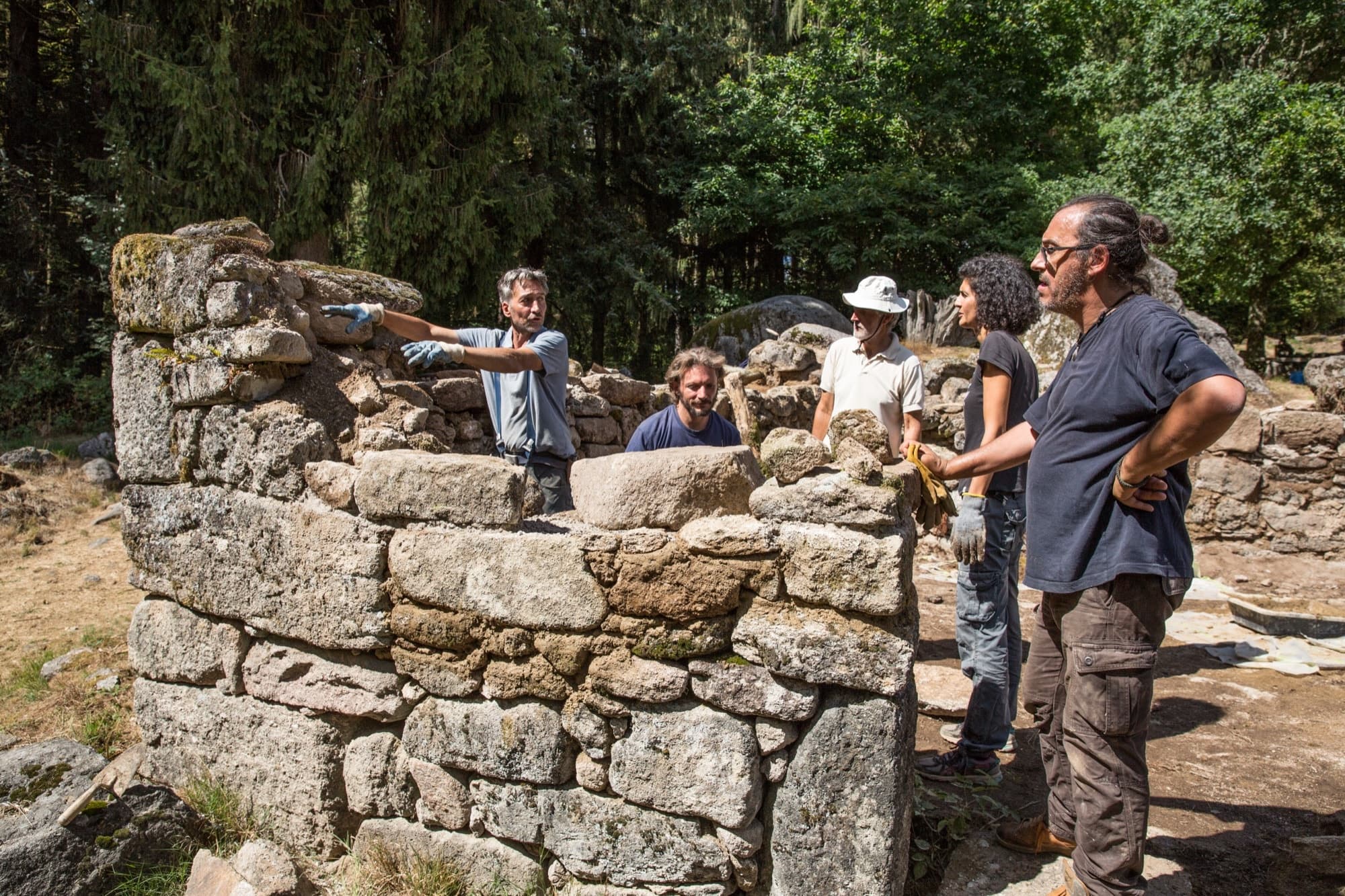 Laurent dirigeant un chantier collectif autour d'un mur restauré