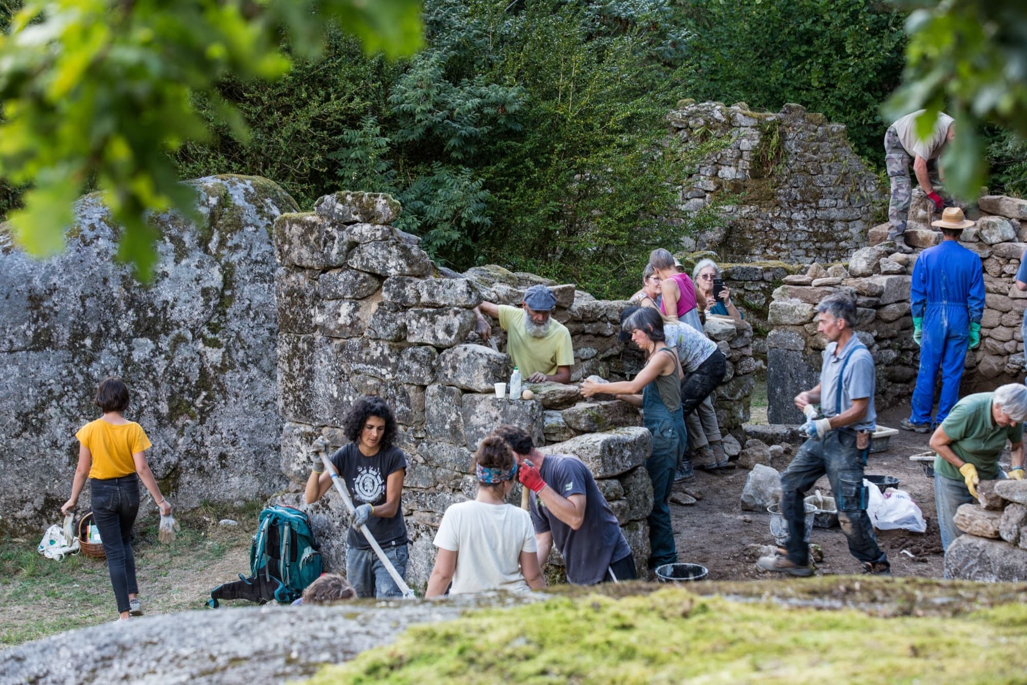 Chantier collectif en pleine activité au village de Clédat