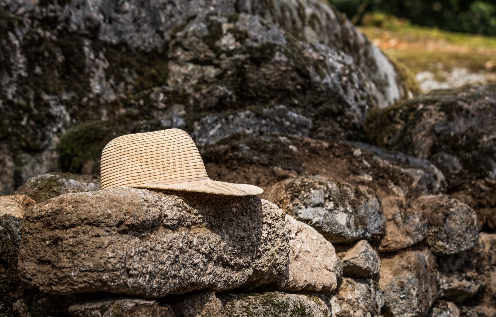 Chapeau de paille posé sur un muret de pierre sèche