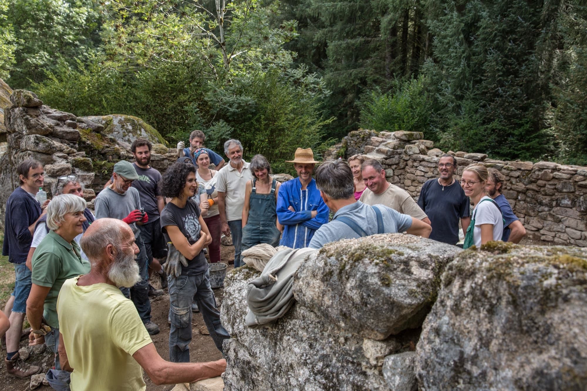 Formation collective autour d'un mur restauré, atmosphère conviviale